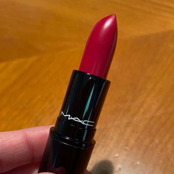 MAC Love Me Lipstick Nine Lives - Picture 7 of 16